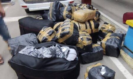 Bunuri susceptibile a fi contrafăcute, confiscate de poliţiştii de frontieră de la PTF Ostrov - x-bunuri-ostrov2-1693207997.jpg