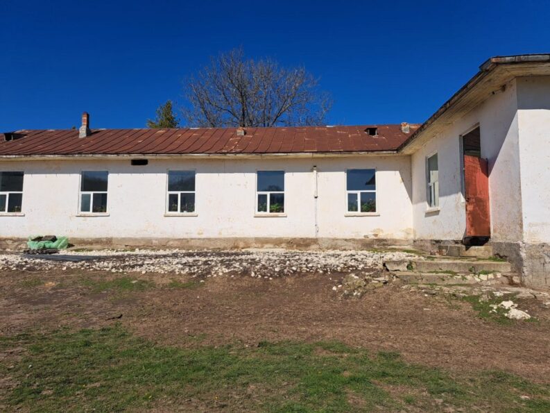 Aşteptarea a luat sfârşit! Primăria Lipniţa va reabilita o şcoală construită în urmă cu peste 100 de ani - lipnita-primarie-1694766683.jpeg